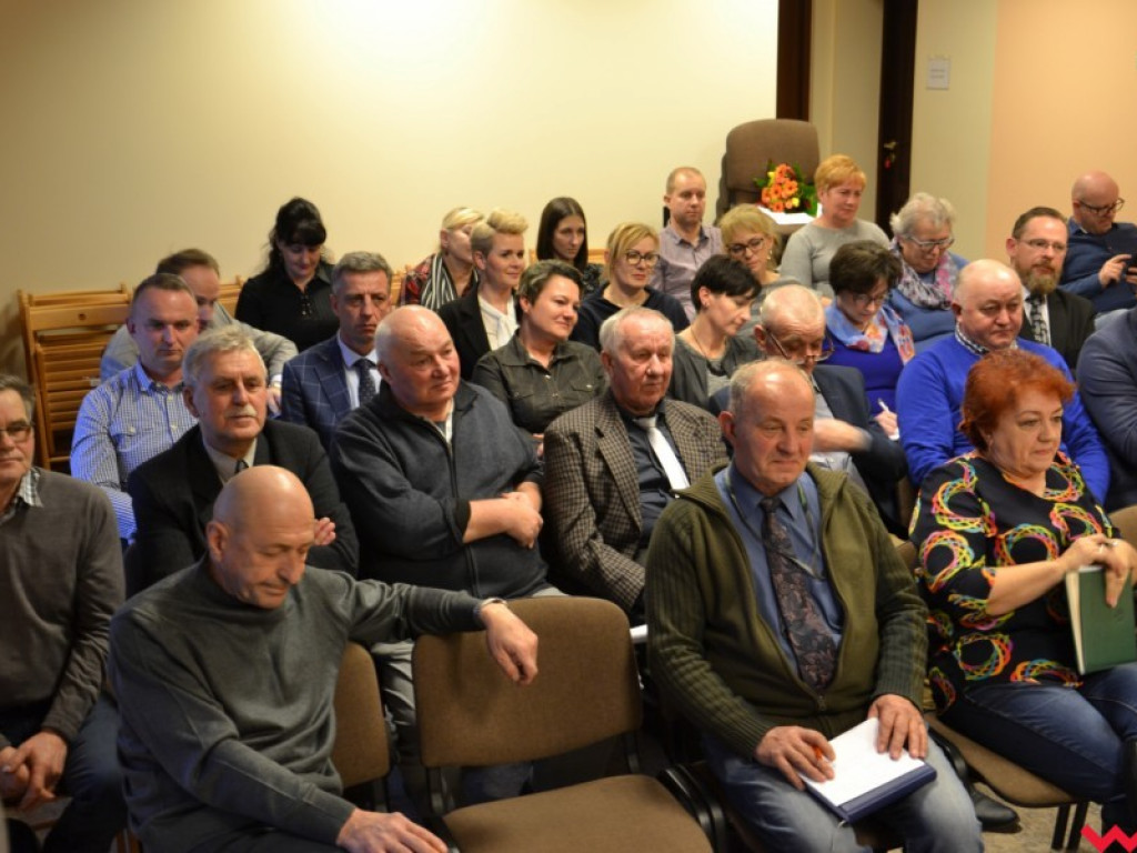 Nowy radny złożył ślubowanie, a sołtys proponuje dawać ludziom pampersy