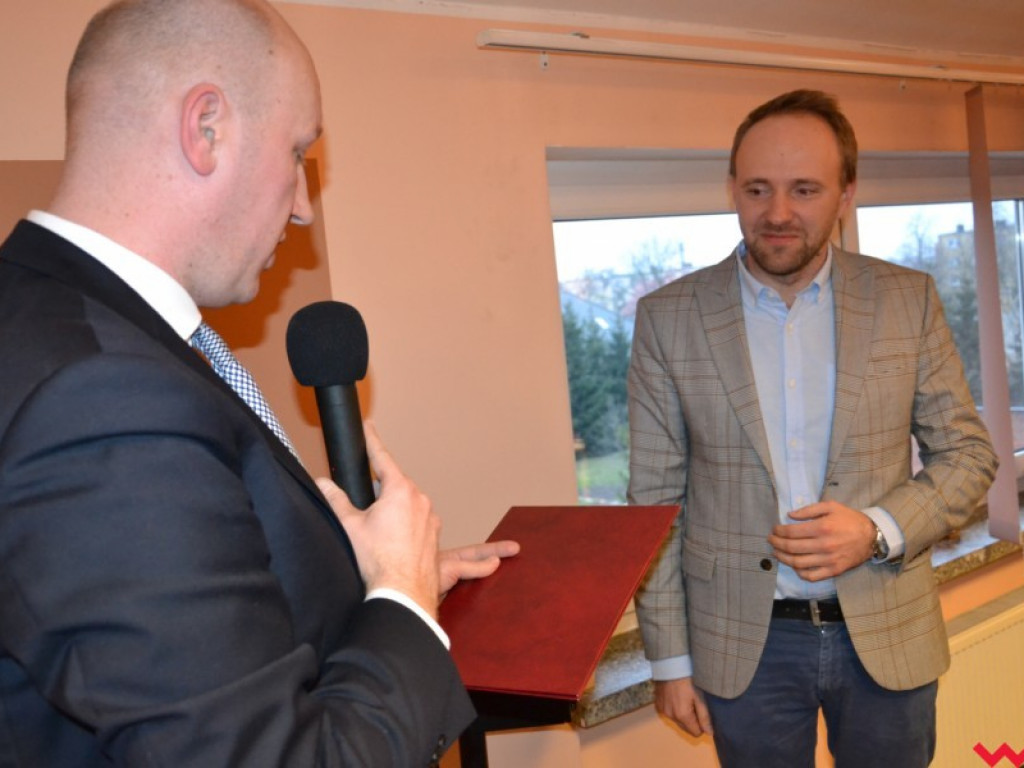 Nowy radny złożył ślubowanie, a sołtys proponuje dawać ludziom pampersy