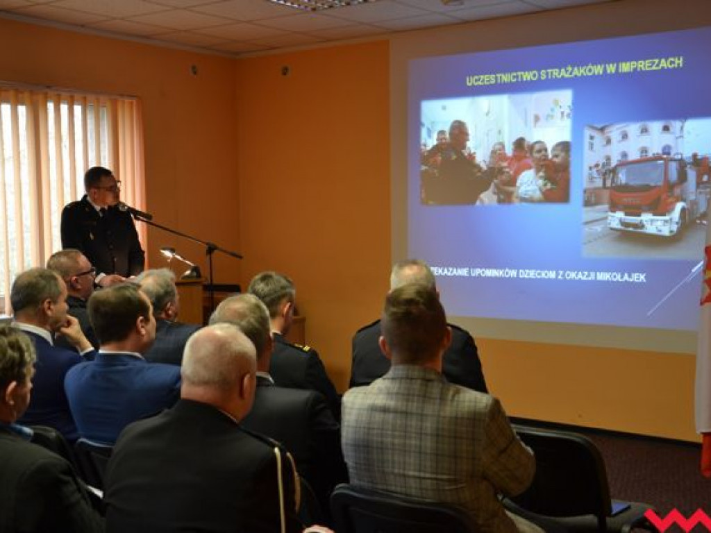 Strażacy podsumowali rok. Oficjalnie przekazano im też kluczyki do podnośnika