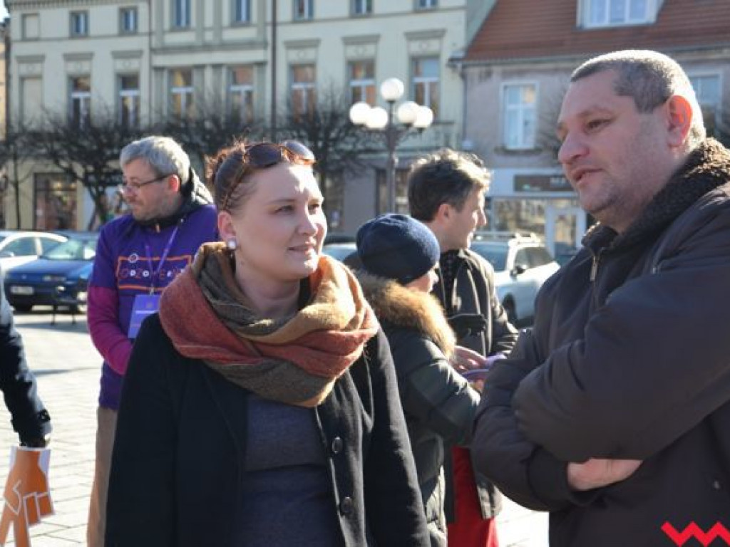 Bus Wiosny Roberta Biedronia na wrzesińskim rynku bez partyjnych liderów