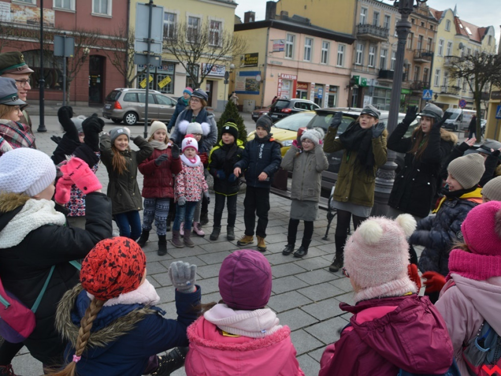 Zuchy i harcerze obdzielili wrześnian uśmiechem i słodkościami
