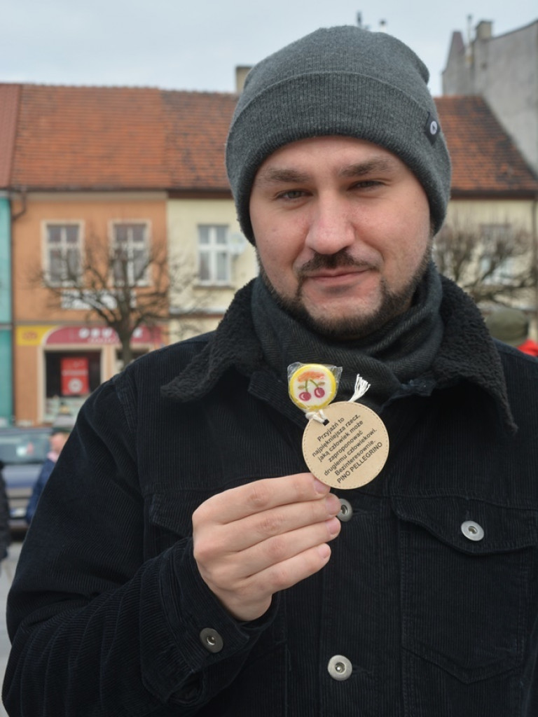 Zuchy i harcerze obdzielili wrześnian uśmiechem i słodkościami