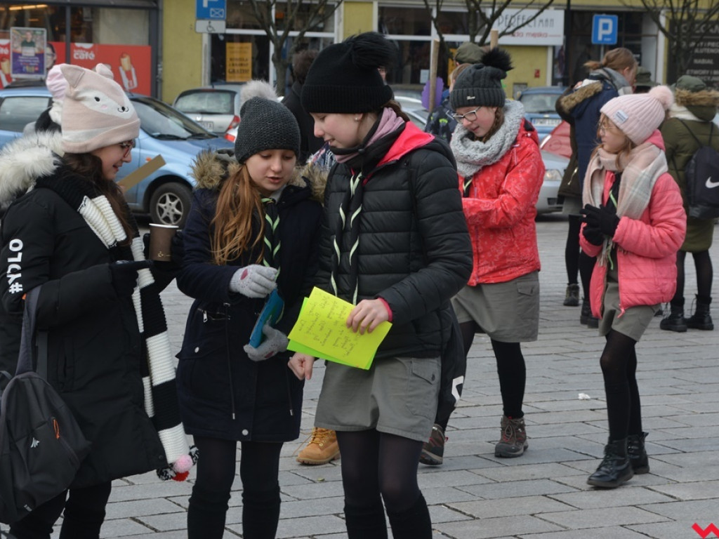 Zuchy i harcerze obdzielili wrześnian uśmiechem i słodkościami