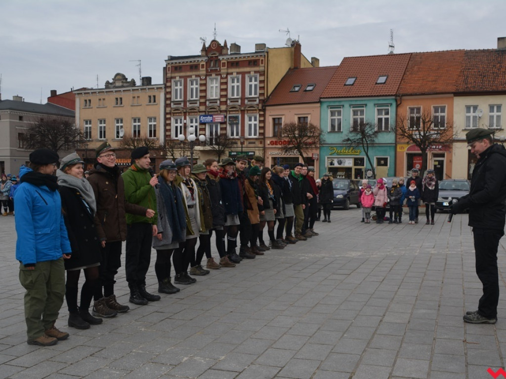 Zuchy i harcerze obdzielili wrześnian uśmiechem i słodkościami