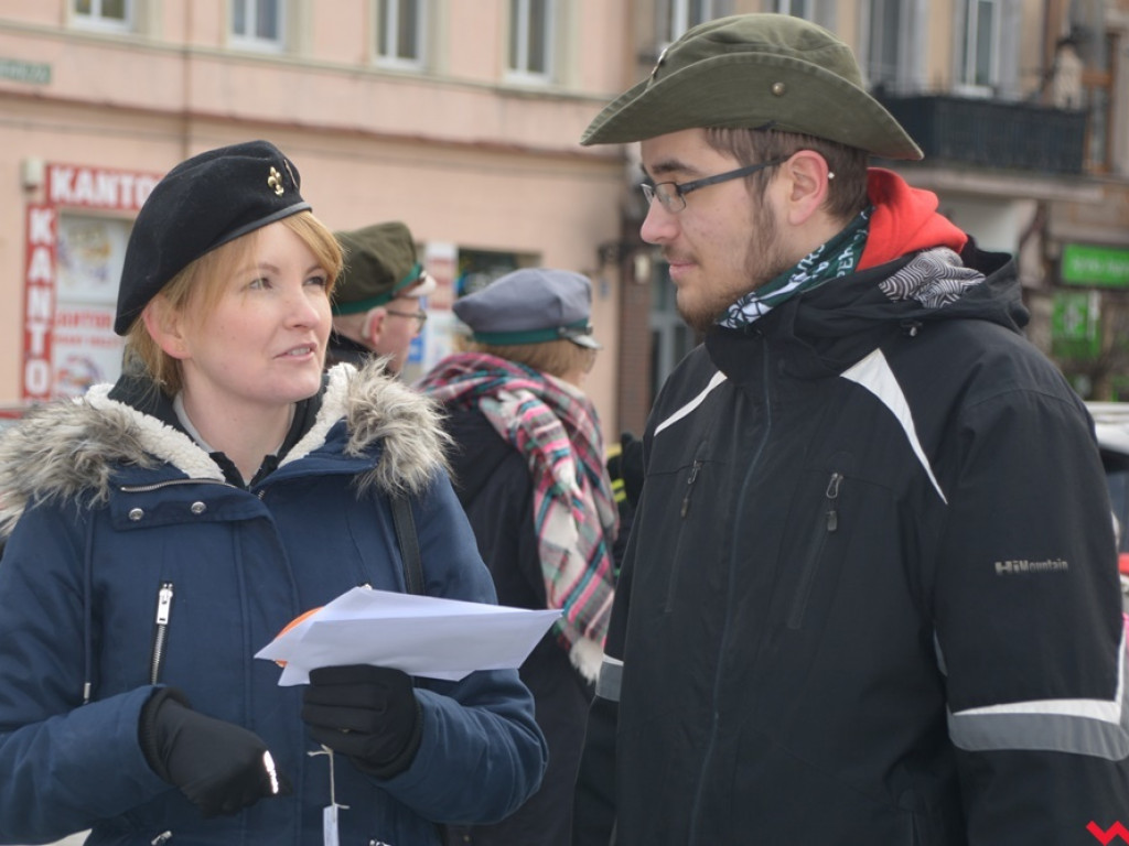 Zuchy i harcerze obdzielili wrześnian uśmiechem i słodkościami