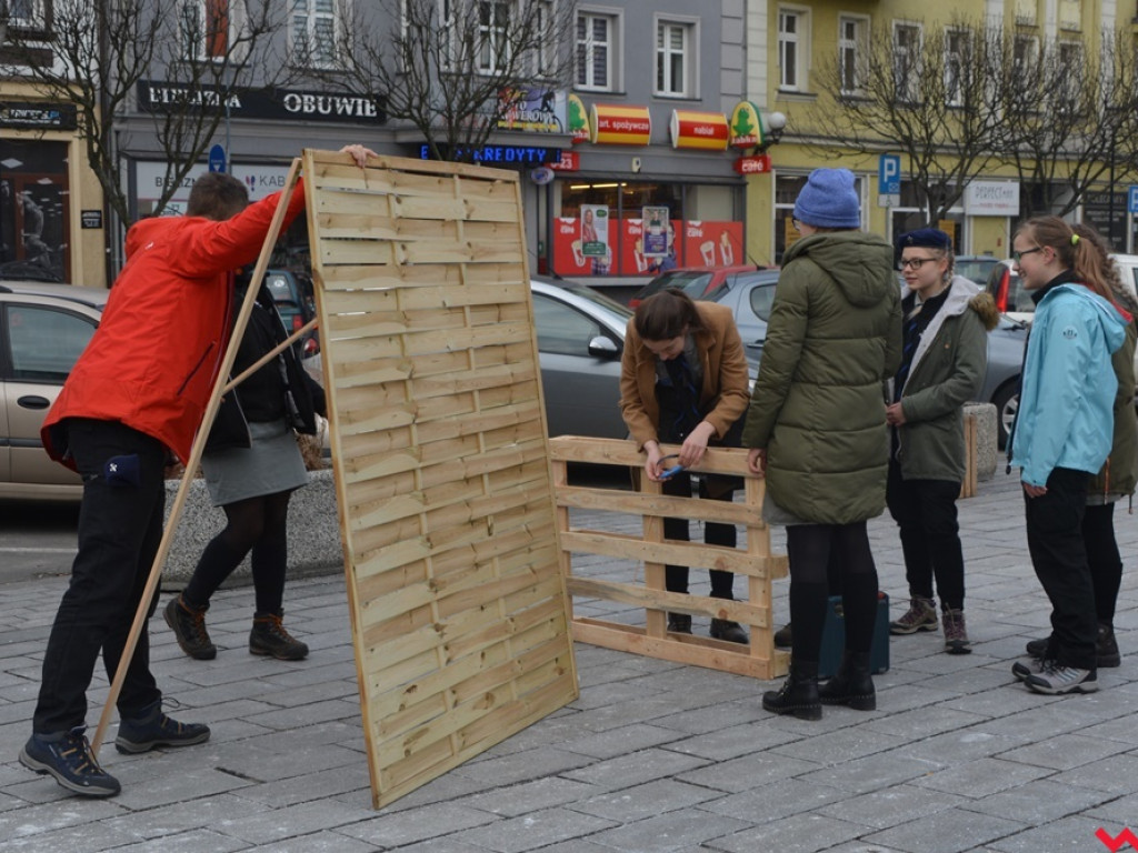 Zuchy i harcerze obdzielili wrześnian uśmiechem i słodkościami