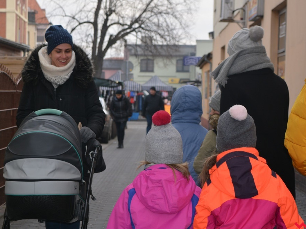 Zuchy i harcerze obdzielili wrześnian uśmiechem i słodkościami