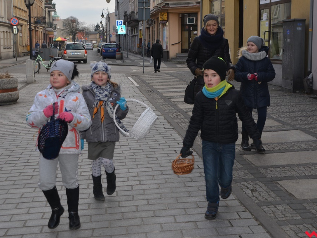 Zuchy i harcerze obdzielili wrześnian uśmiechem i słodkościami