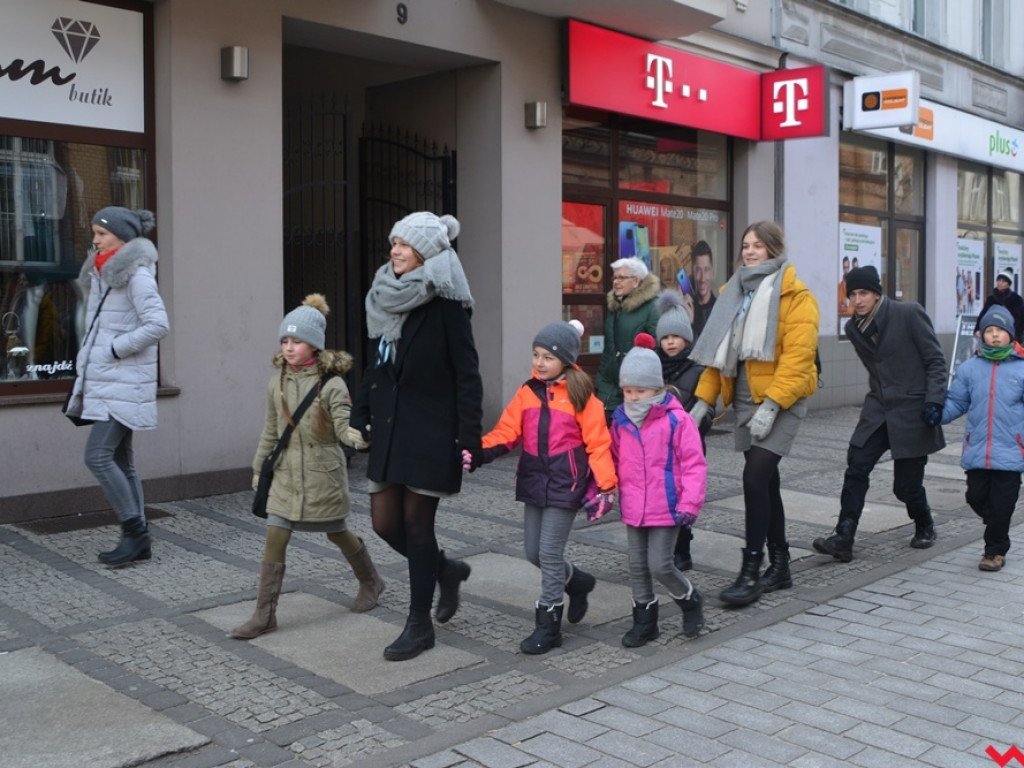 Zuchy i harcerze obdzielili wrześnian uśmiechem i słodkościami