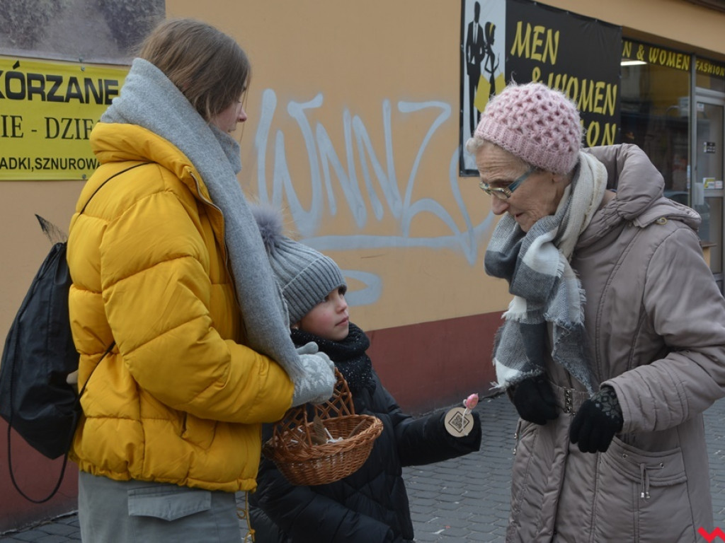 Zuchy i harcerze obdzielili wrześnian uśmiechem i słodkościami