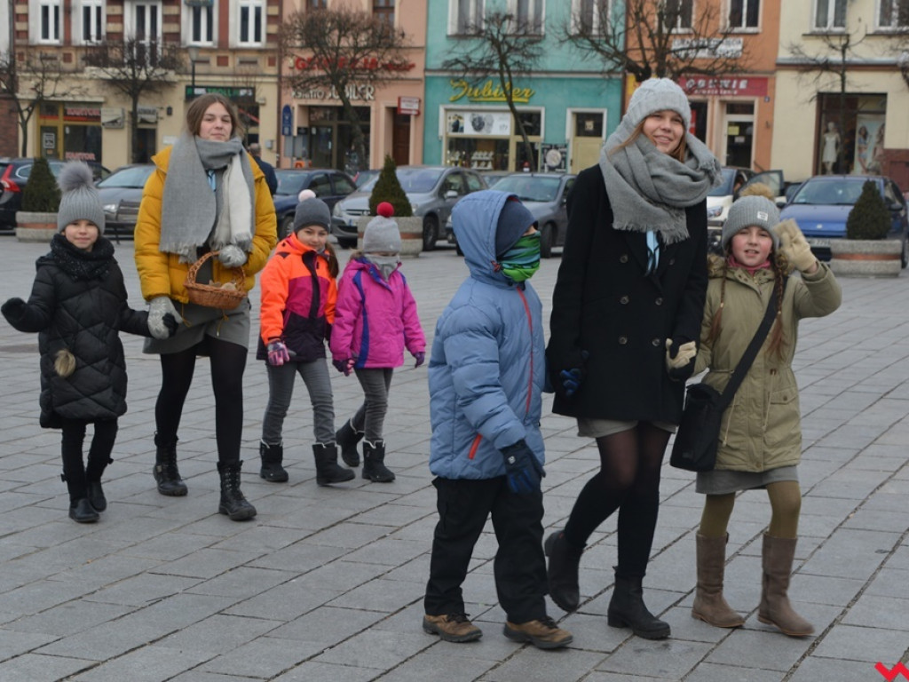 Zuchy i harcerze obdzielili wrześnian uśmiechem i słodkościami