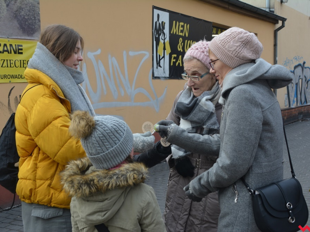 Zuchy i harcerze obdzielili wrześnian uśmiechem i słodkościami