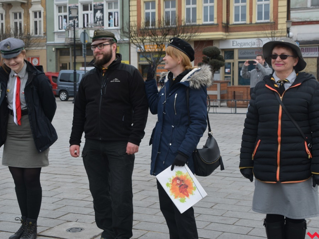 Zuchy i harcerze obdzielili wrześnian uśmiechem i słodkościami