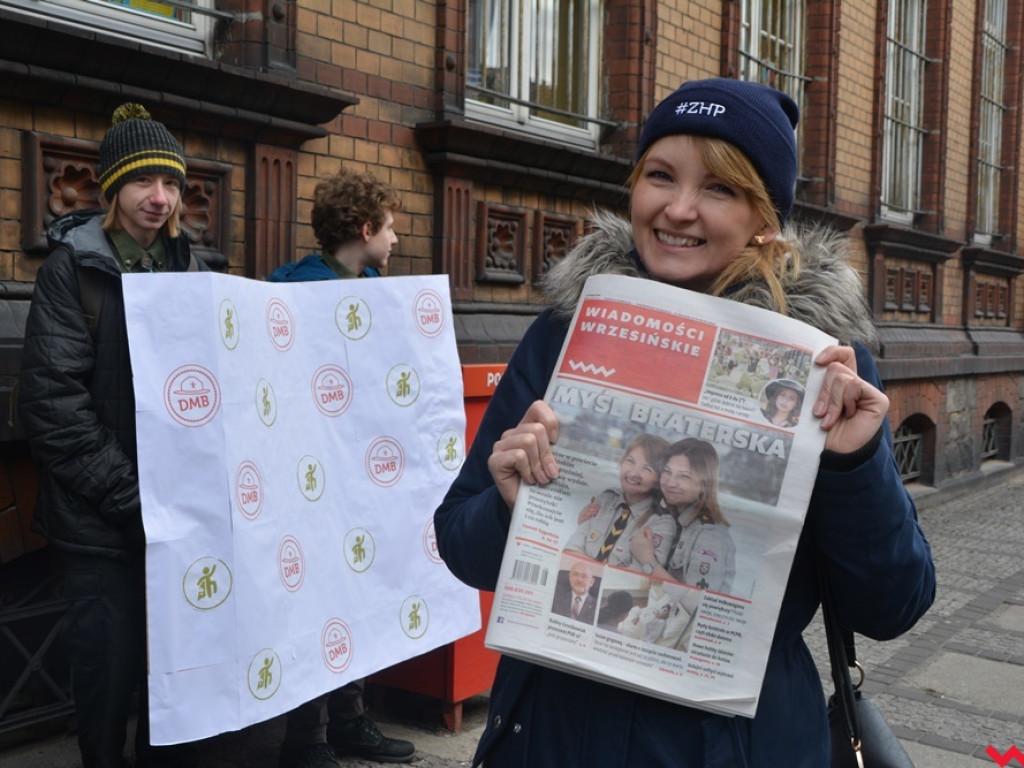 Zuchy i harcerze obdzielili wrześnian uśmiechem i słodkościami