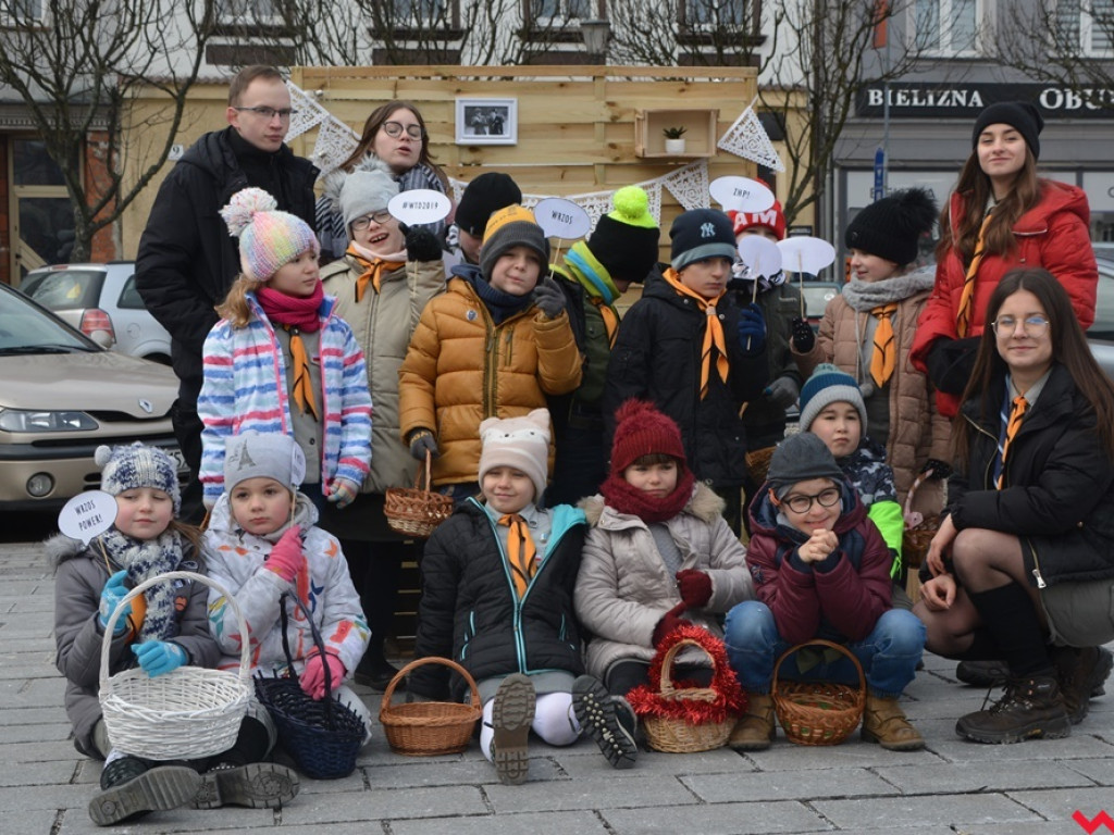 Zuchy i harcerze obdzielili wrześnian uśmiechem i słodkościami