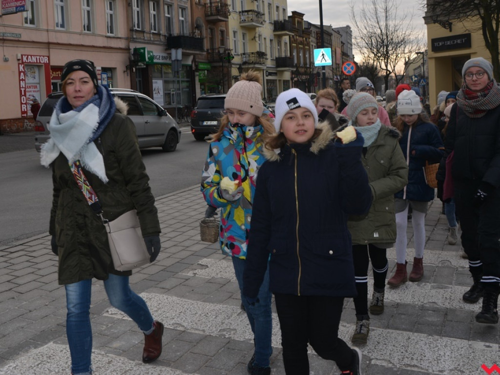 Zuchy i harcerze obdzielili wrześnian uśmiechem i słodkościami