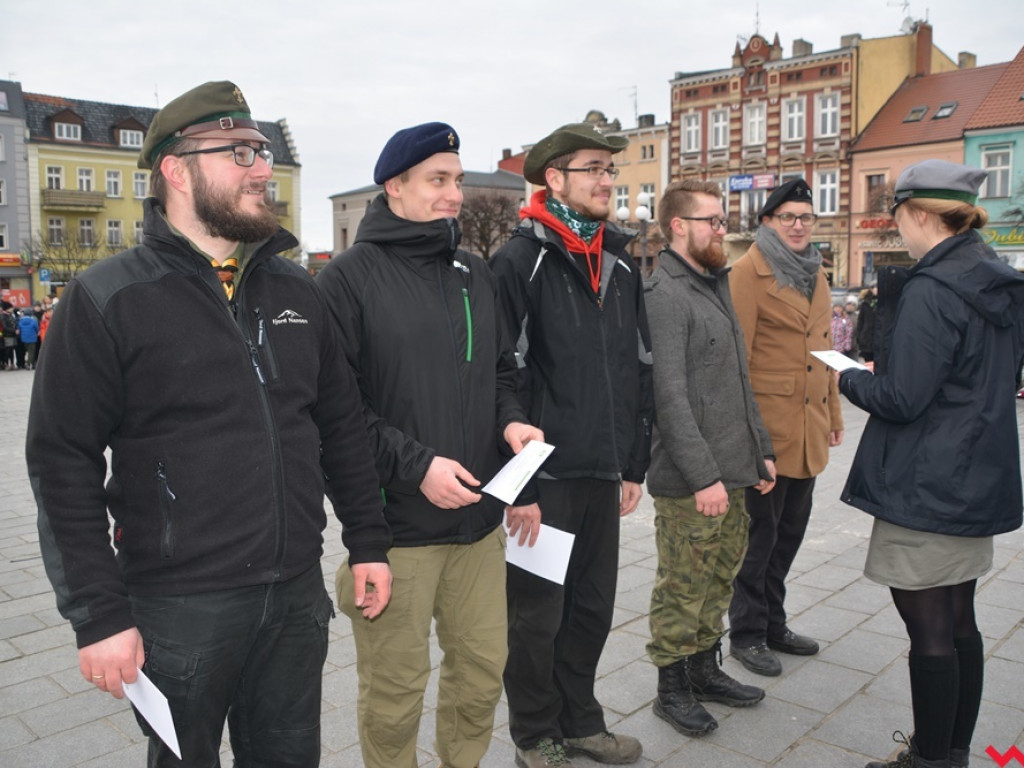 Zuchy i harcerze obdzielili wrześnian uśmiechem i słodkościami