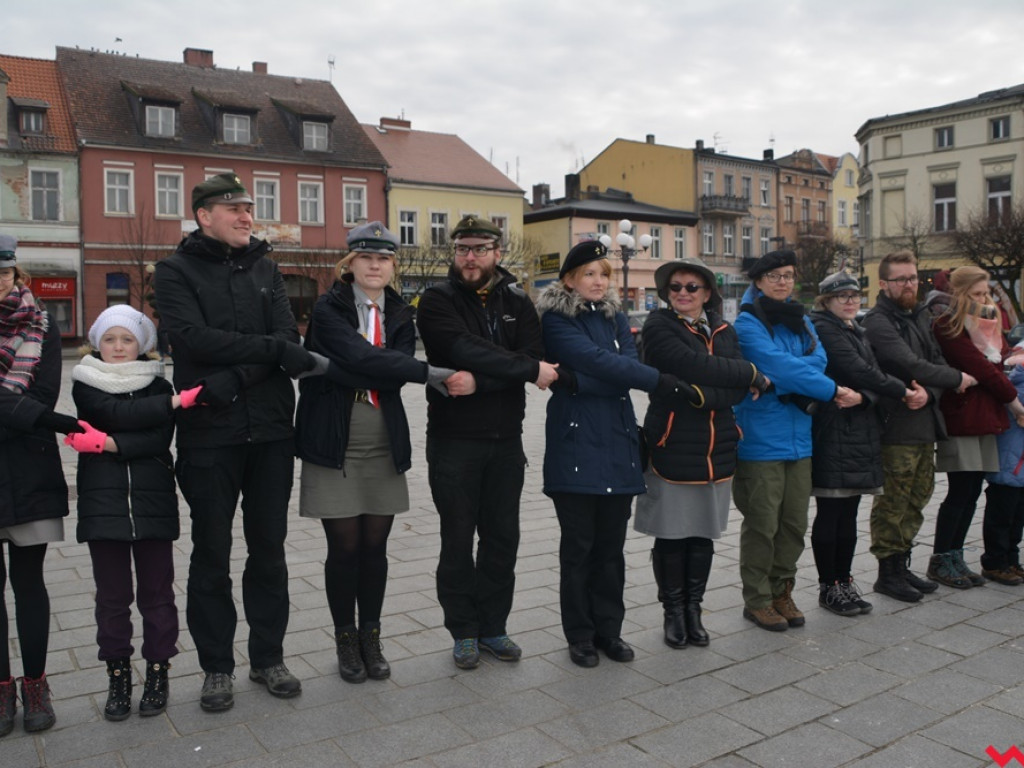 Zuchy i harcerze obdzielili wrześnian uśmiechem i słodkościami