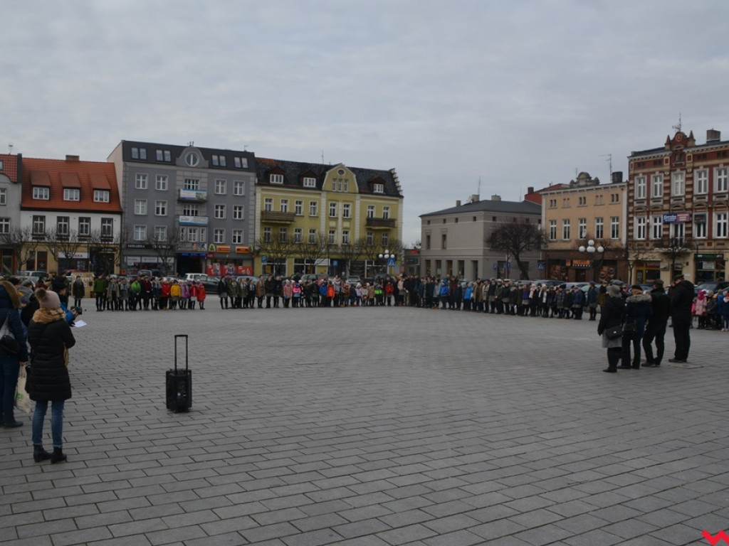 Zuchy i harcerze obdzielili wrześnian uśmiechem i słodkościami
