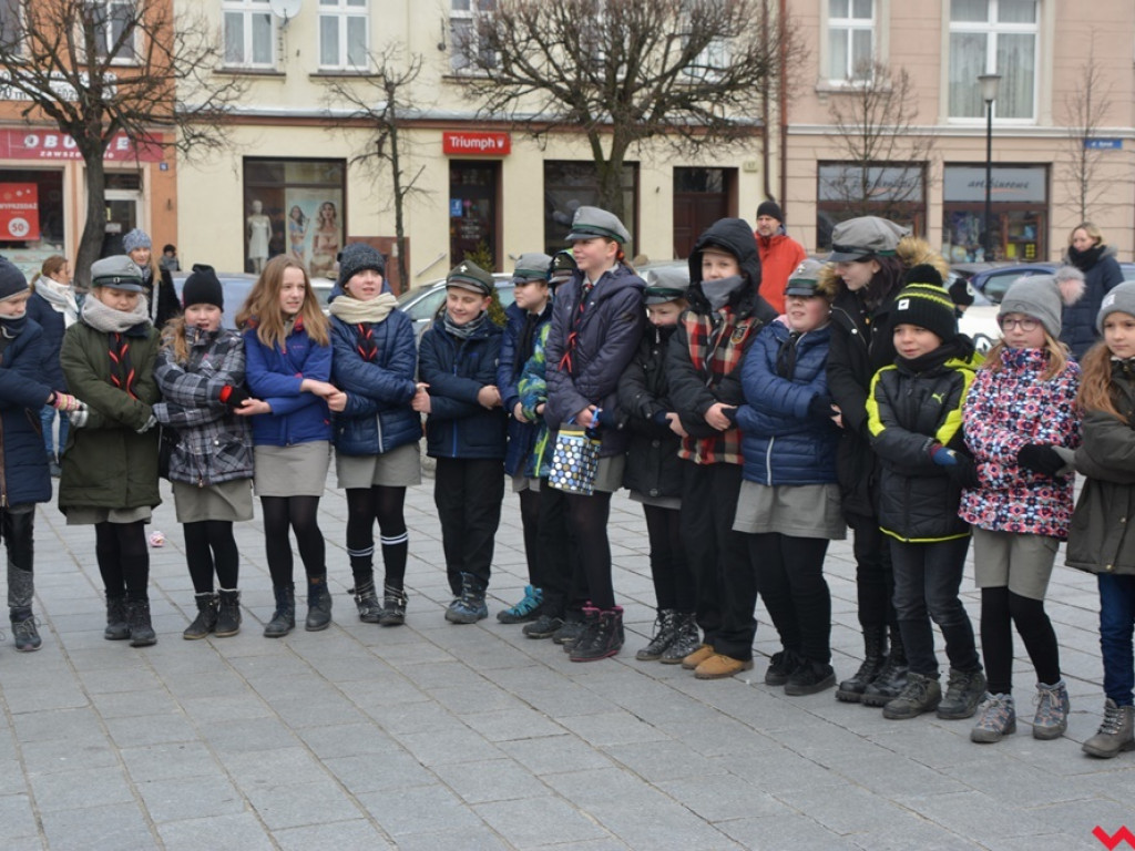 Zuchy i harcerze obdzielili wrześnian uśmiechem i słodkościami