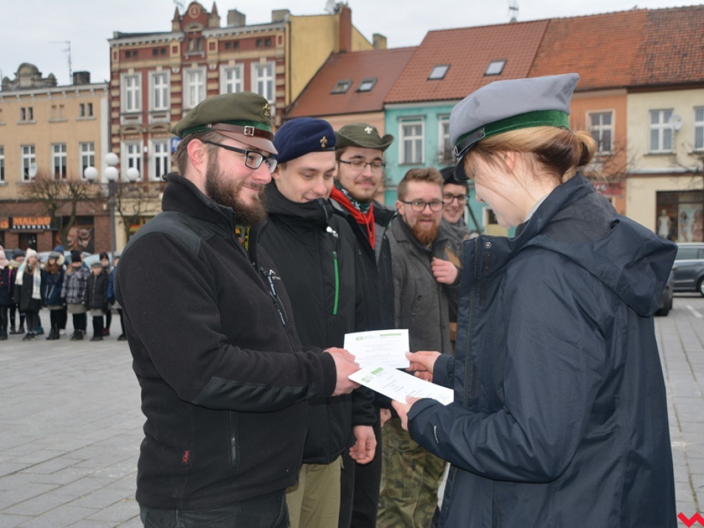 Zuchy i harcerze obdzielili wrześnian uśmiechem i słodkościami