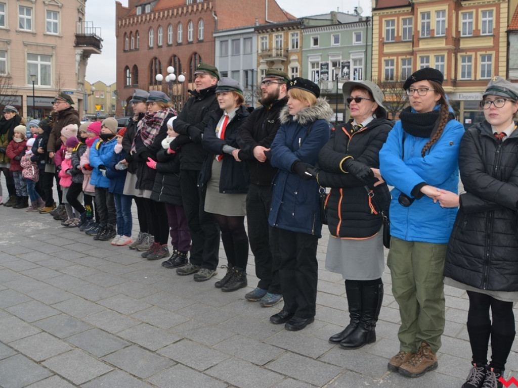 Zuchy i harcerze obdzielili wrześnian uśmiechem i słodkościami