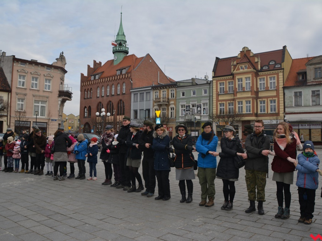 Zuchy i harcerze obdzielili wrześnian uśmiechem i słodkościami