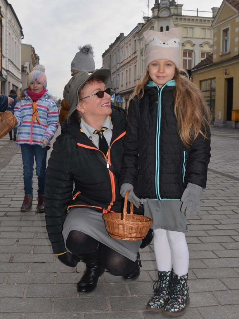 Zuchy i harcerze obdzielili wrześnian uśmiechem i słodkościami