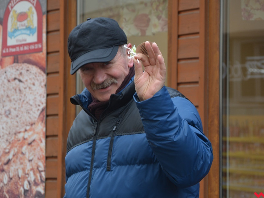 Zuchy i harcerze obdzielili wrześnian uśmiechem i słodkościami