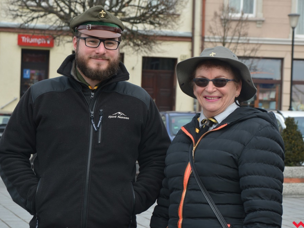 Zuchy i harcerze obdzielili wrześnian uśmiechem i słodkościami