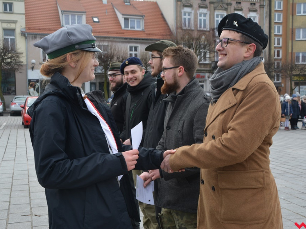 Zuchy i harcerze obdzielili wrześnian uśmiechem i słodkościami