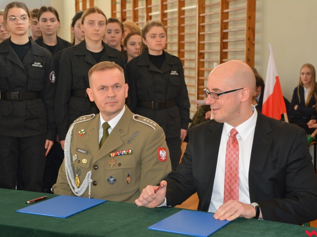 Umowa między ZSTiO a Szkołą Podoficerską Wojsk Lądowych podpisana w dzień patrona