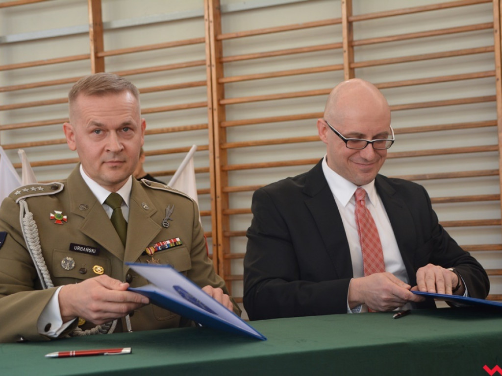 Umowa między ZSTiO a Szkołą Podoficerską Wojsk Lądowych podpisana w dzień patrona