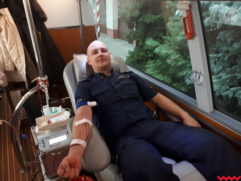 Przed komendą straży pożarnej polała się krew