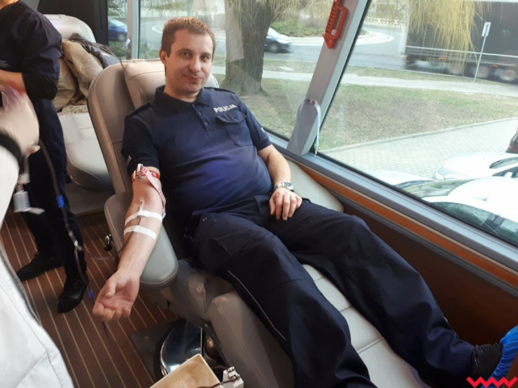 Przed komendą straży pożarnej polała się krew