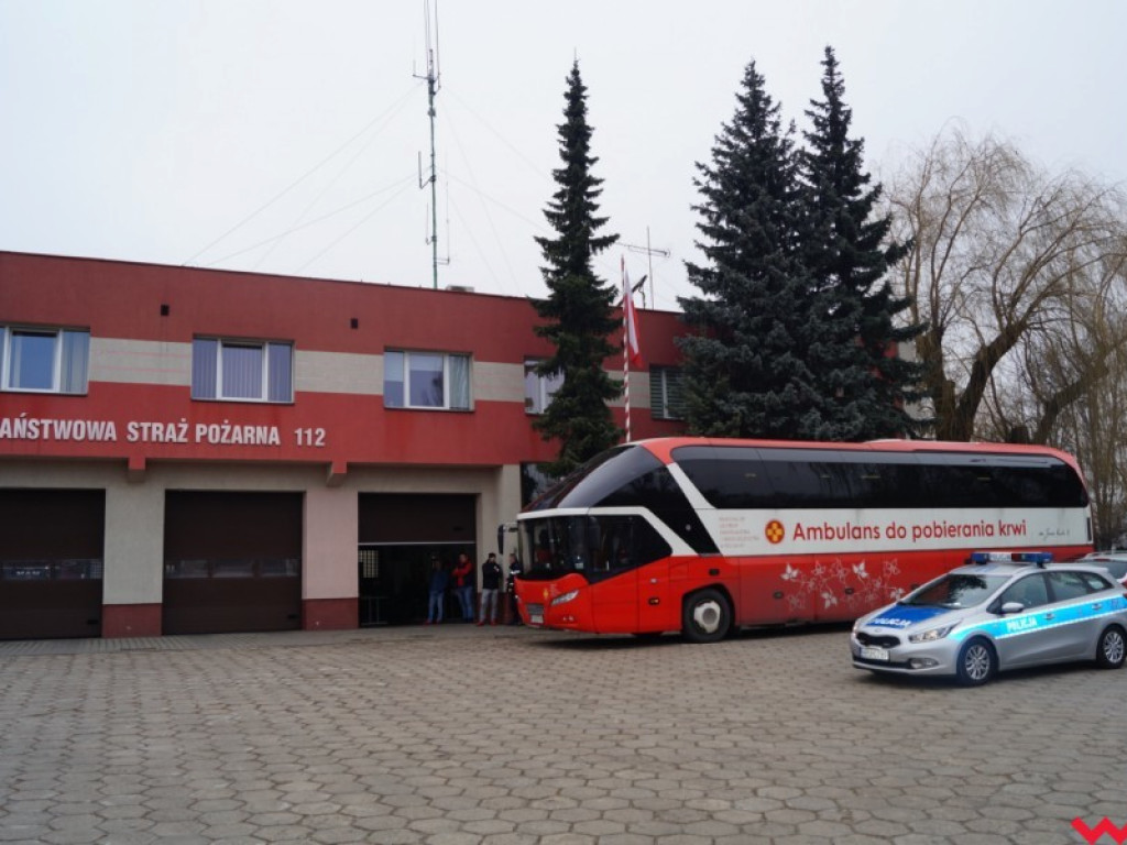 Przed komendą straży pożarnej polała się krew
