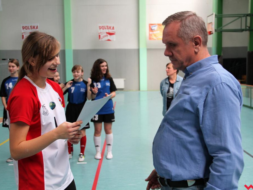 Dziewczyny z powiatu grały w piłkę ręczną