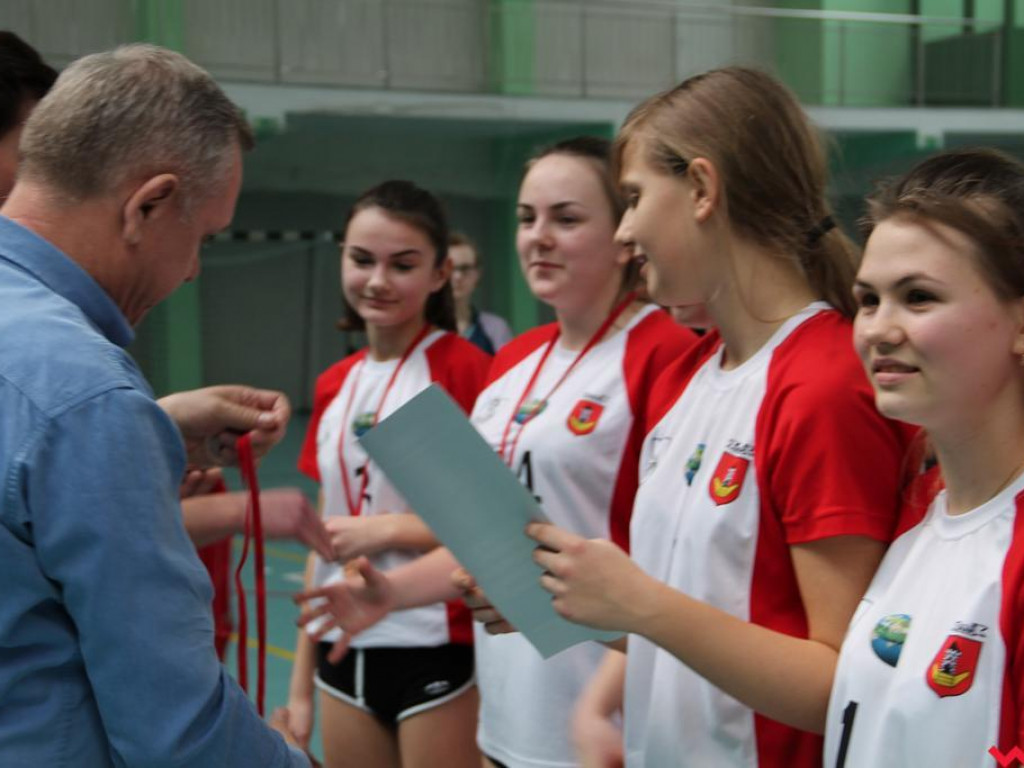 Dziewczyny z powiatu grały w piłkę ręczną