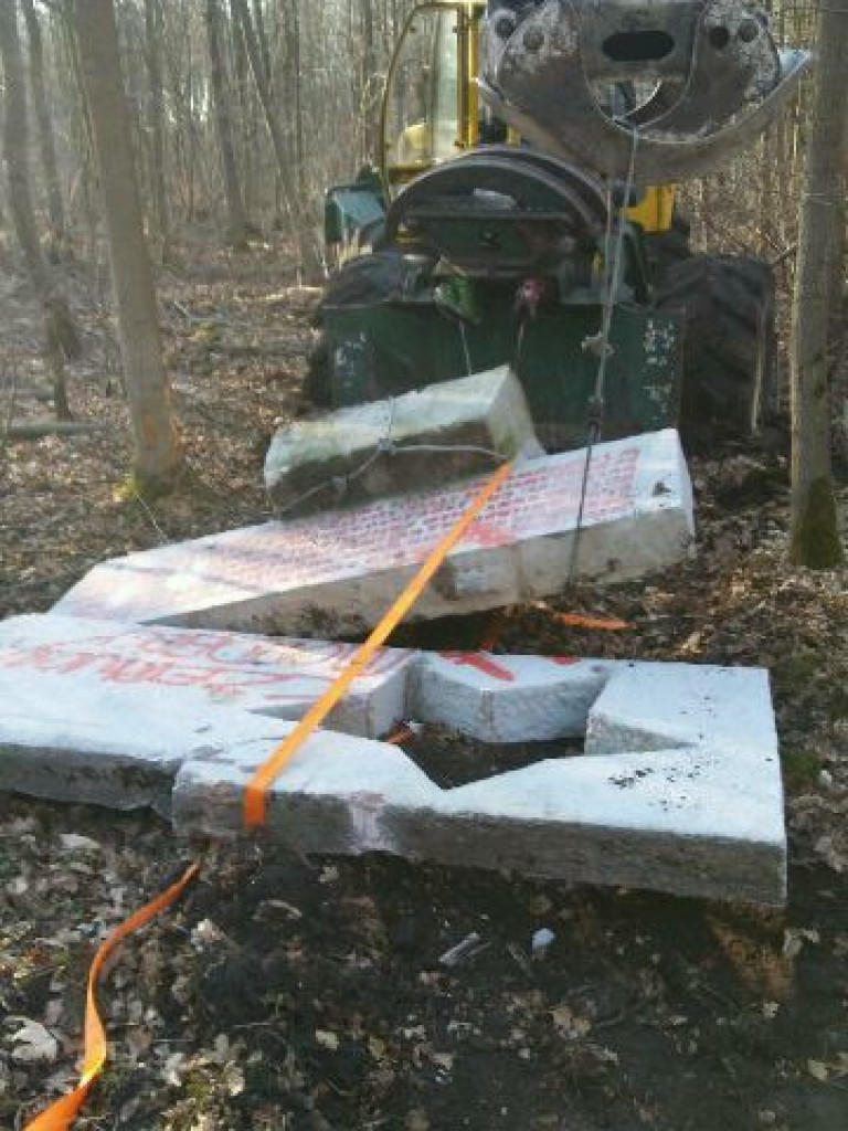 Po pół wieku rozebrano pomnik żołnierzy radzieckich w Sarnicach