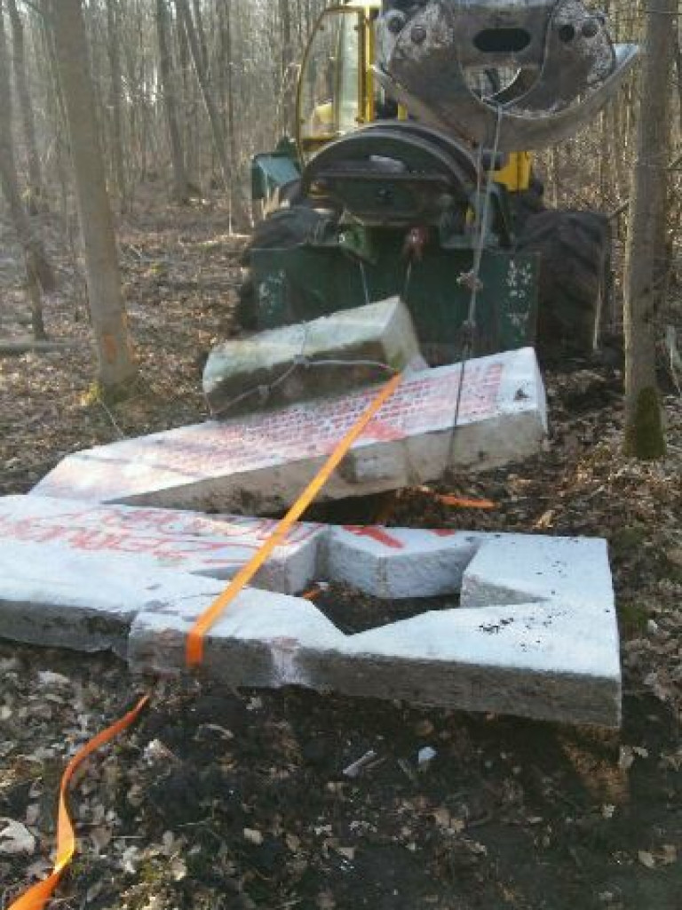 Po pół wieku rozebrano pomnik żołnierzy radzieckich w Sarnicach