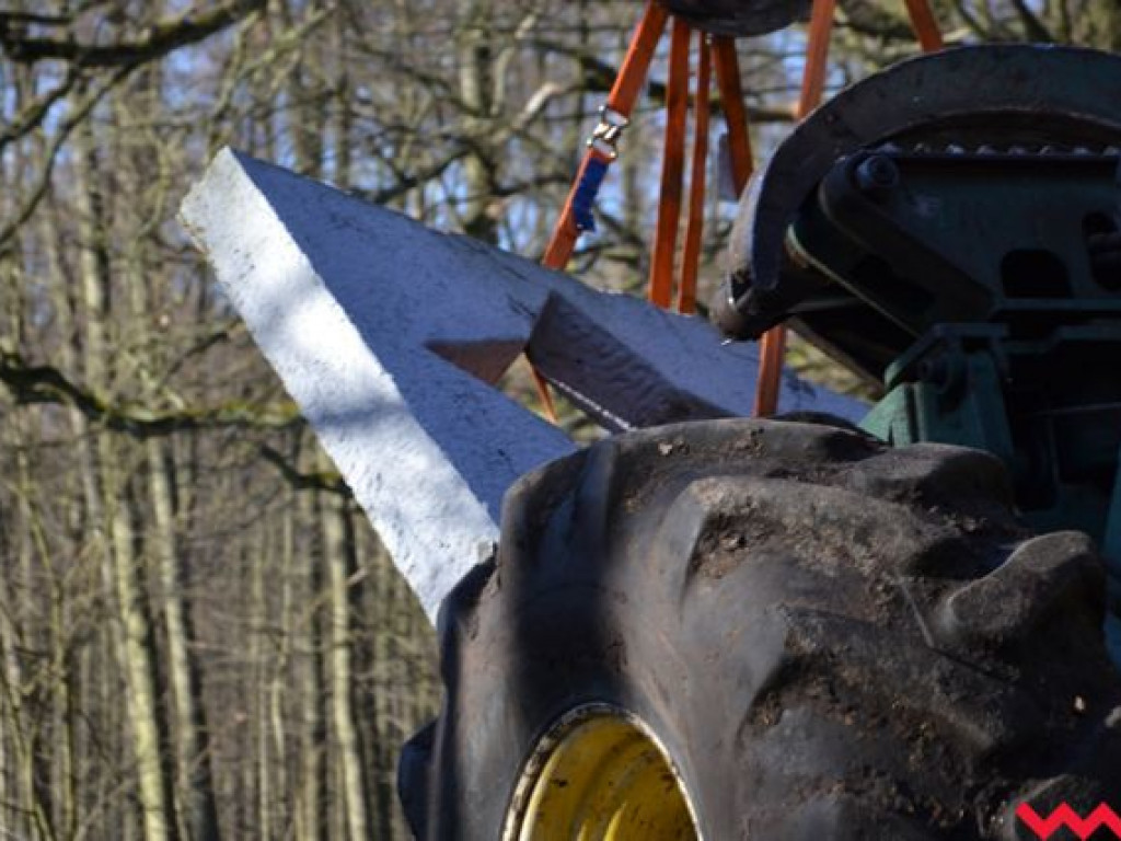 Po pół wieku rozebrano pomnik żołnierzy radzieckich w Sarnicach