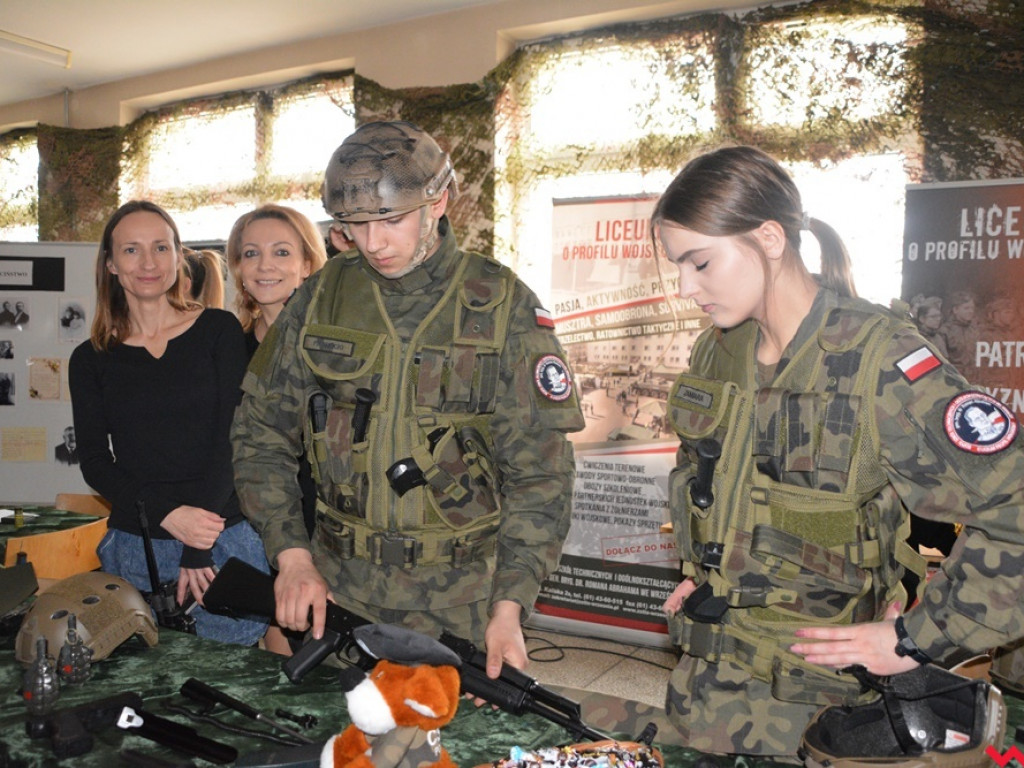Kandydaci i kandydatki zapoznali się z ofertą edukacyjną Zespołu Szkół Technicznych i Ogólnokształcących