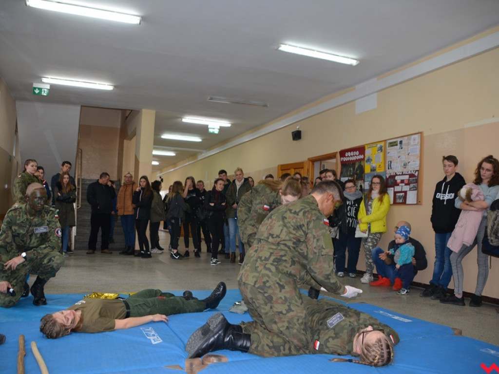 Kandydaci i kandydatki zapoznali się z ofertą edukacyjną Zespołu Szkół Technicznych i Ogólnokształcących