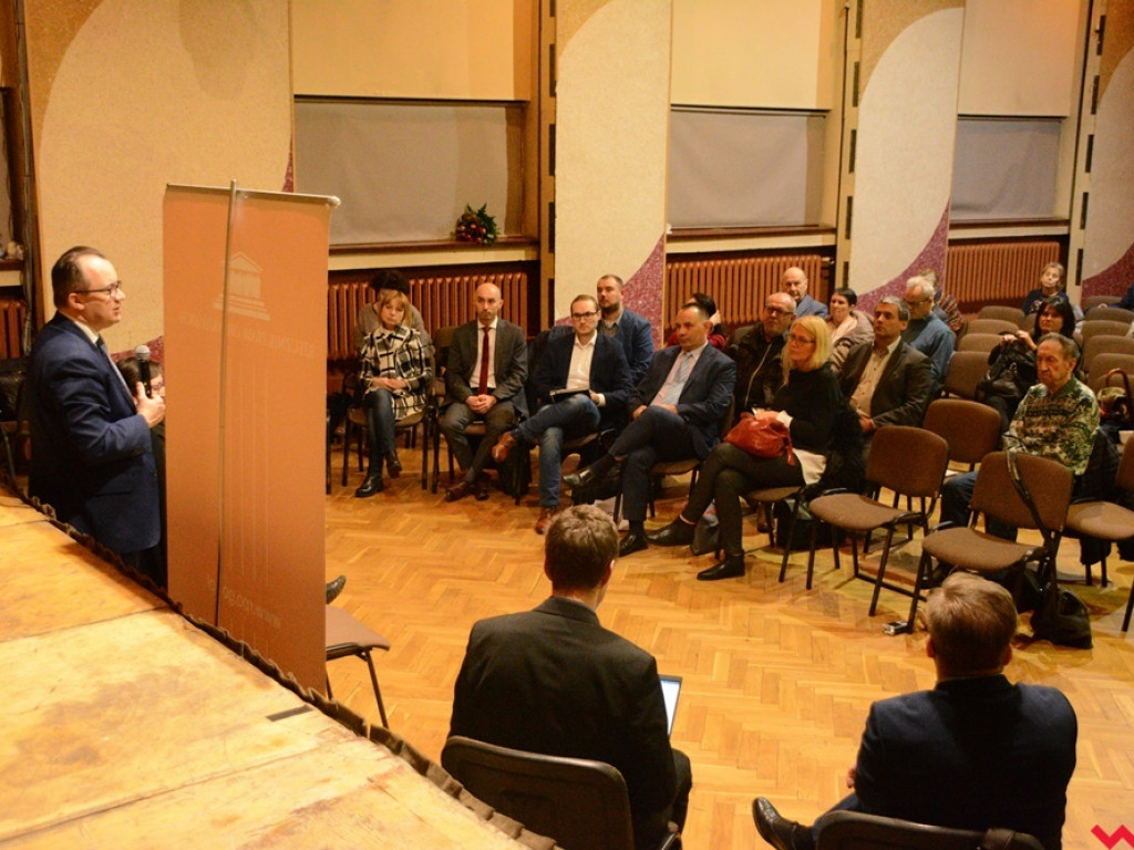 Rzecznik Praw Obywatelskich przywitany we Wrześni bukietami kwiatów i gradem pytań
