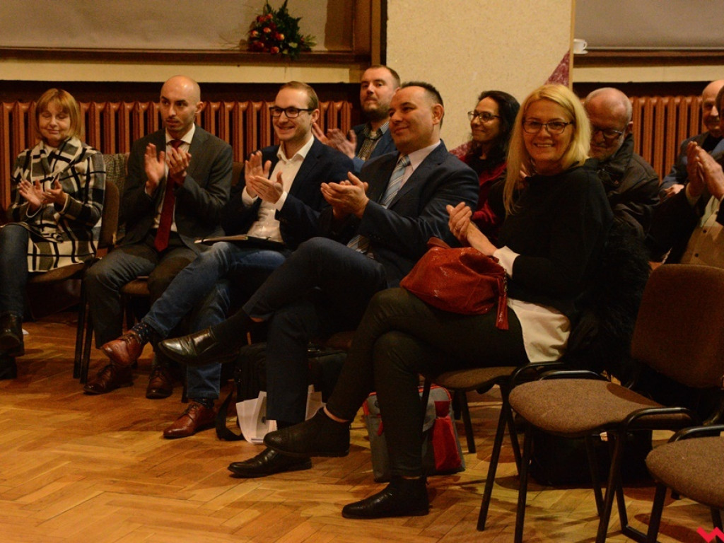 Rzecznik Praw Obywatelskich przywitany we Wrześni bukietami kwiatów i gradem pytań