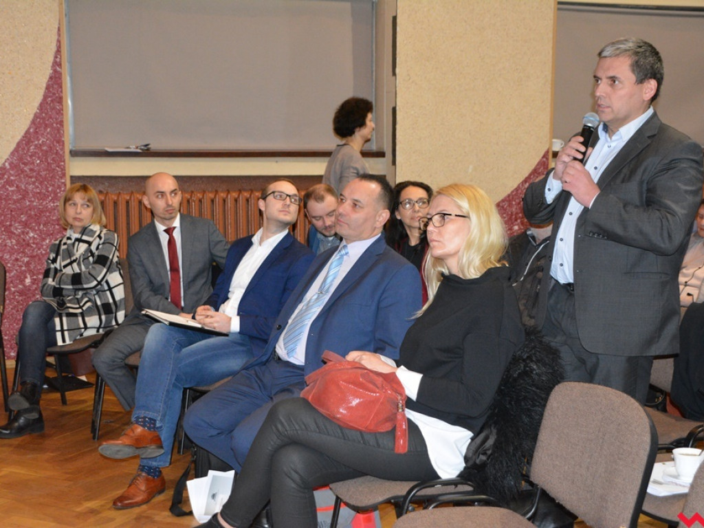 Rzecznik Praw Obywatelskich przywitany we Wrześni bukietami kwiatów i gradem pytań