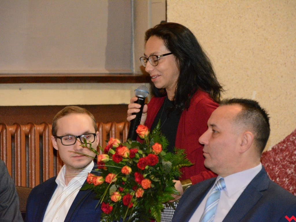 Rzecznik Praw Obywatelskich przywitany we Wrześni bukietami kwiatów i gradem pytań