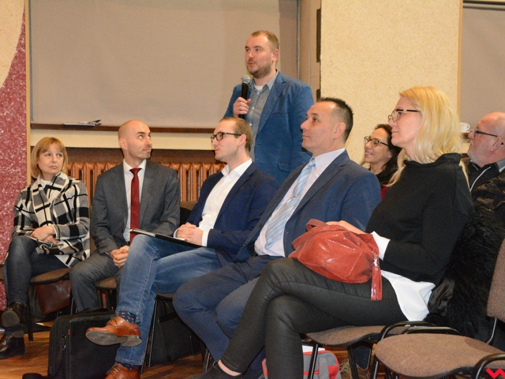 Rzecznik Praw Obywatelskich przywitany we Wrześni bukietami kwiatów i gradem pytań