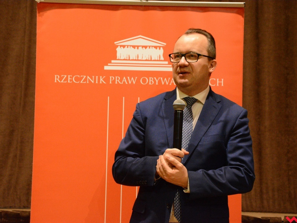 Rzecznik Praw Obywatelskich przywitany we Wrześni bukietami kwiatów i gradem pytań