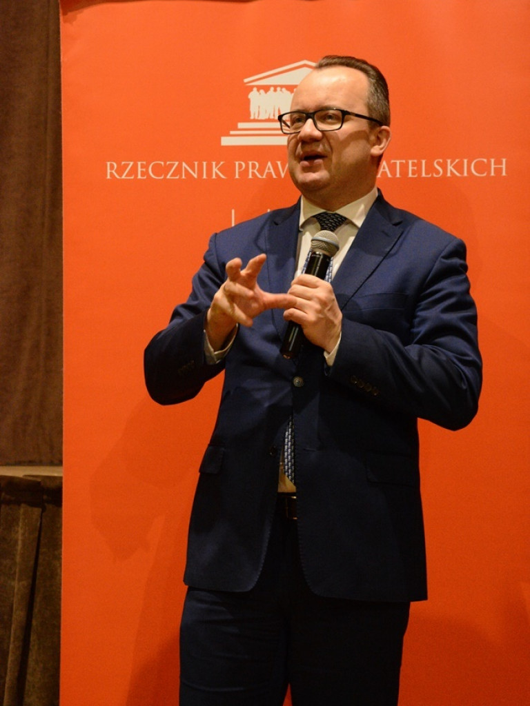 Rzecznik Praw Obywatelskich przywitany we Wrześni bukietami kwiatów i gradem pytań